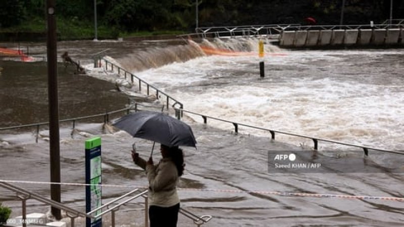 Hundreds rescued after flooding in Australia