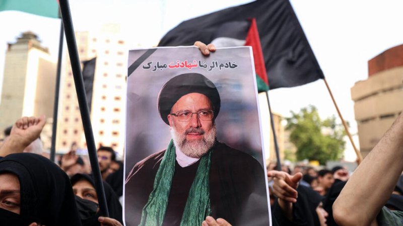 Mourners gather around President Raisi's casket 