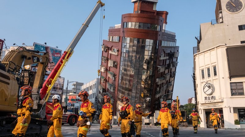 Taiwan earthquake: Hundreds still awaiting rescue