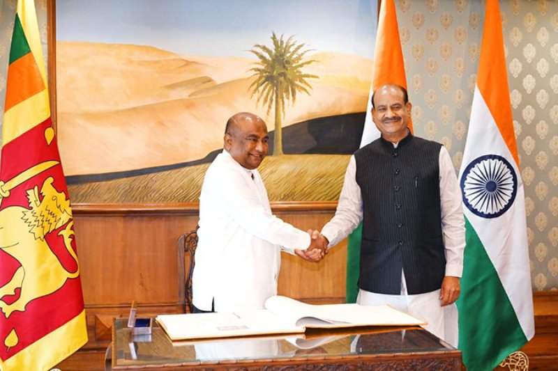 Mahinda Yapa  meets Speaker of the India Lok Sabha