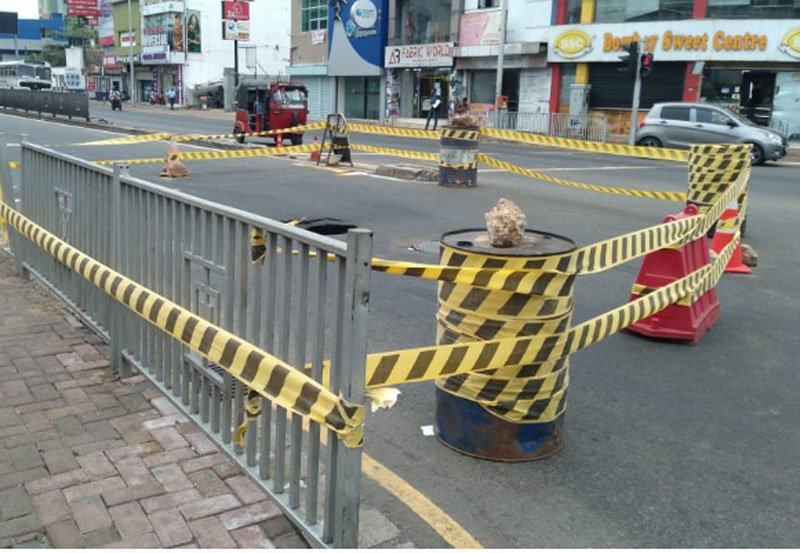 Sinkhole  in Wellawatta disrupts traffic flow on Galle Road