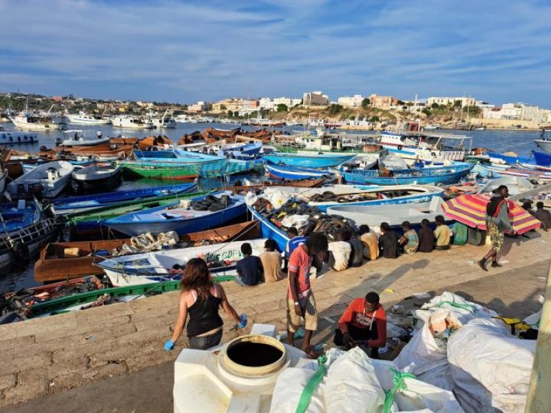 Hundreds of migrants arrives in Italian island of Lampedusa
