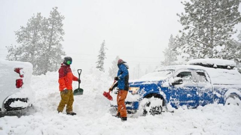 US storm: Massive blizzard hits California and Nevada
