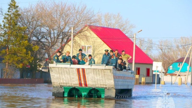 Thousand evacuated after Russian dam breached 