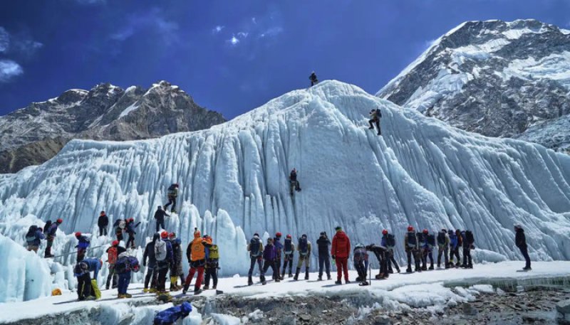 1,000 trapped in blizzard on Tibetan side of mount Everest