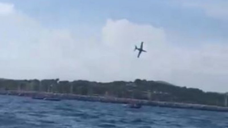  Plane Crashes During Aerobatic Show In France