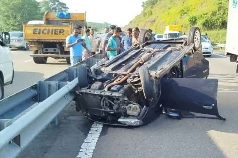Woman killed, two injured in Southern Expressway accident