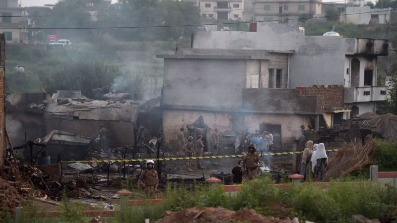 Small plane crashes in to town houses near Portland