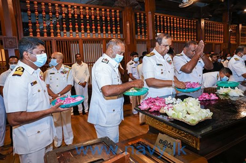  Navy Commander attend religious rituals at Dalada Maligawa