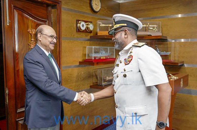 Newly appointed HC of Pakistan to SL meets Navy Commander