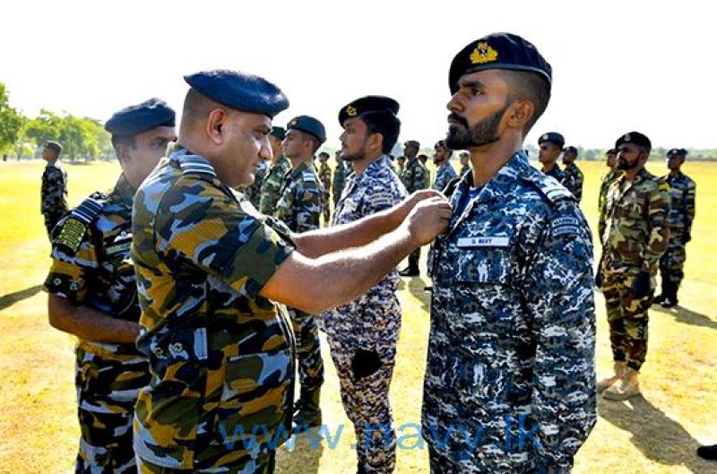 Group of naval personnel complete Basic Airborne Course