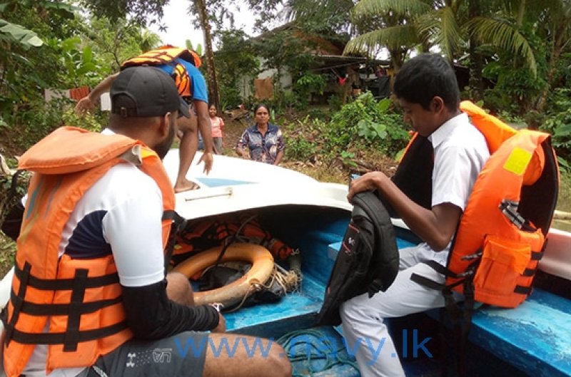 Navy Relief Teams Continue Flood Relief Eforts