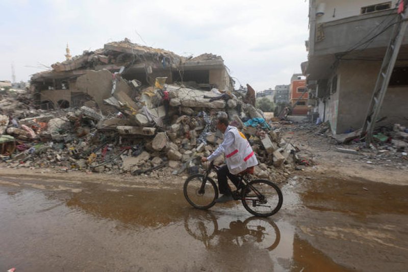  Gaza doctor uses a bike to get to  patients