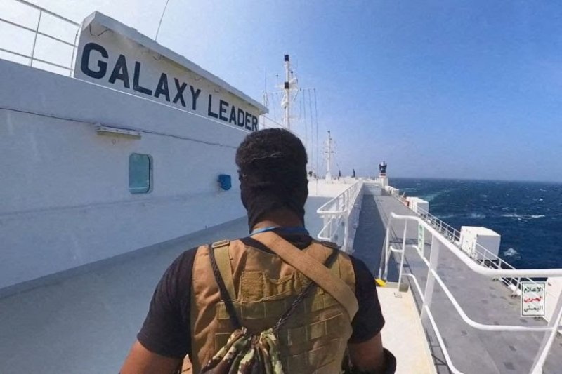 UK &amp; US warships repel largest Houthi attack in Red sea 