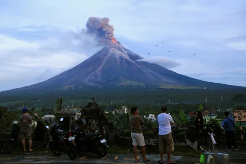 Mayon Volcano spews ash during eruption in the Philippines