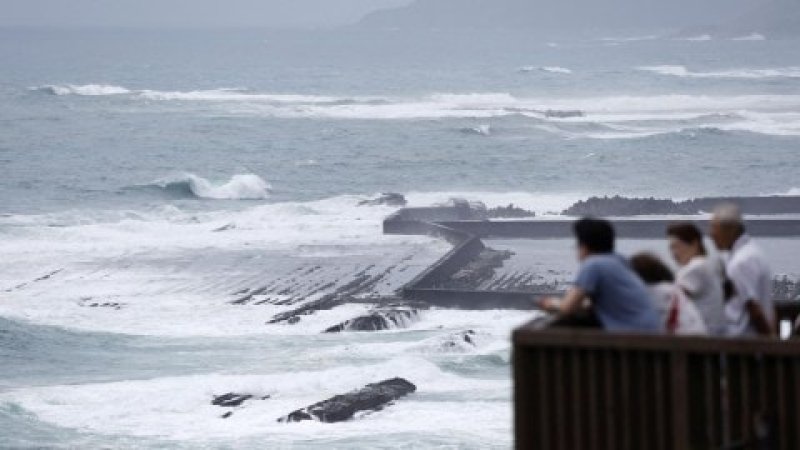 Typhoon Shanshan moves closer to Japan&rsquo;s coast
