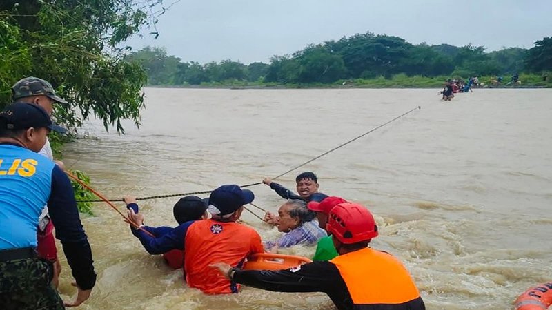 Shanghai hit by strongest typhoon in 75 years