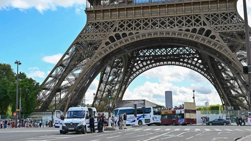 Eiffel Tower briefly evacuated over bomb threat