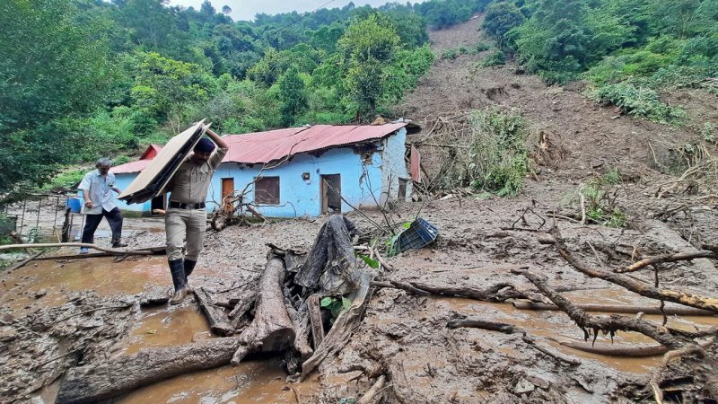 Up to 25 people trapped under a collapsed temple in N. India