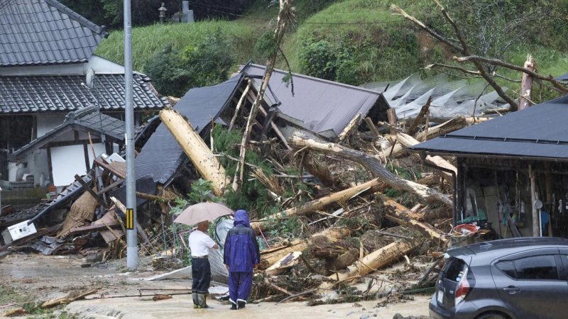 Typhoon Lan hits western Japan