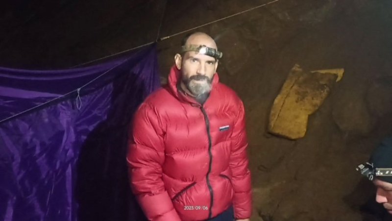 Rescue begins for American scientist trapped 3,000 feet cave