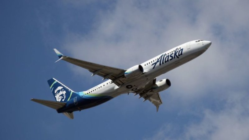 Off-duty pilot   accused of trying to crash Alaska flight