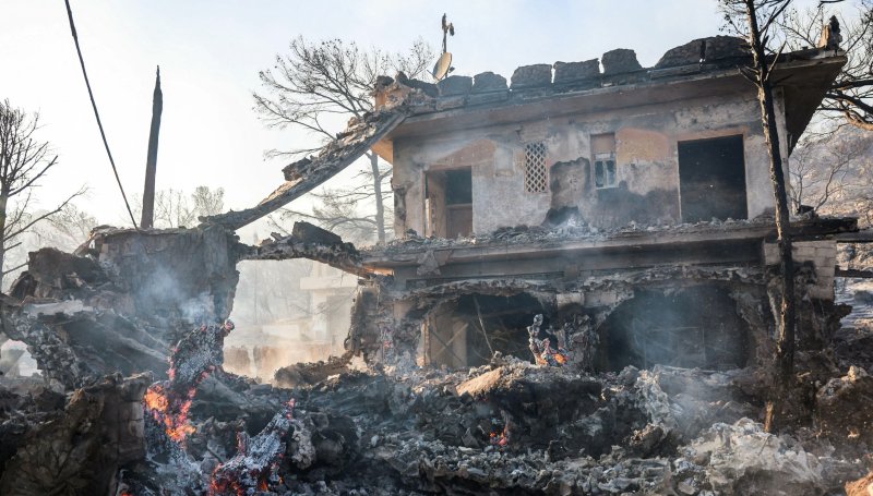 2 Dead, Hundreds Evacuated as Twin Fires Ravage Greek Island