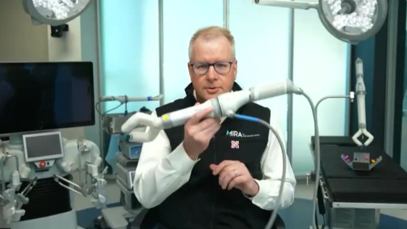  Tiny surgical robot completed its first surgery in space