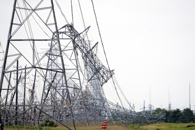 Houston: more than 300,000 remain without power after storms