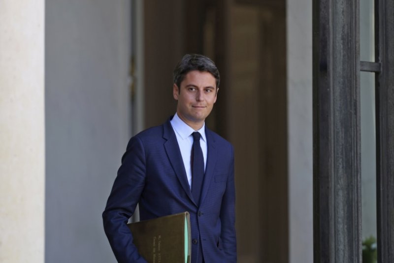 French president accepts prime minister&rsquo;s resignation