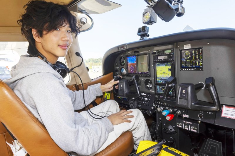 20-year-old American pilot is stuck in Antarctica for week