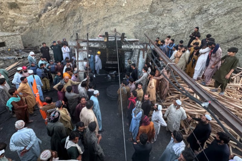 Coal mine blast in Pakistan kills at least 32 miners