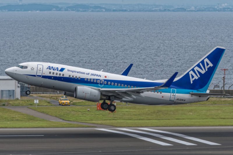  Plane returns to Japan airport after cockpit window cracks