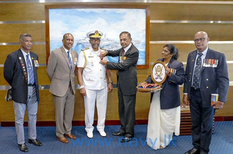Sri Lanka ESA pins poppy flower on Commander of the Navy