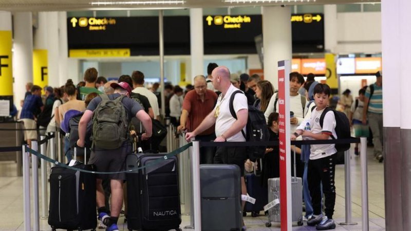 Massive disruption hits UK airports after air traffic control issue