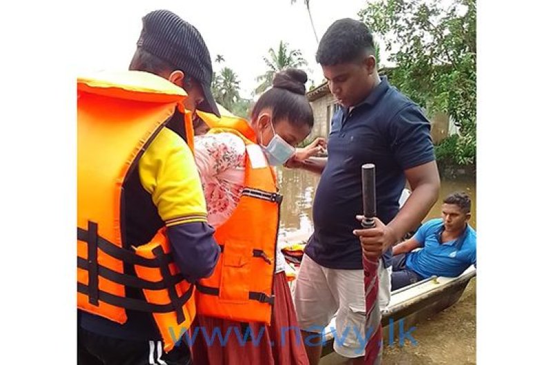 Sri Lanka Navy renders assistance to flood victims 