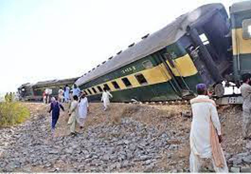 Over 20 dead, 80 injured after train derails in Pakistan