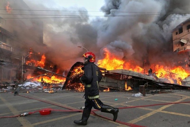 Huge fire engulfs Bangladesh market 