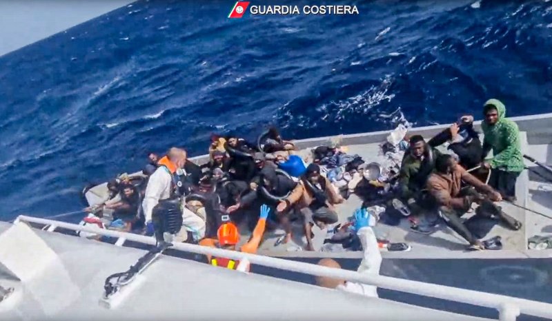 Italian coast guard rescues 22 shipwrecked people