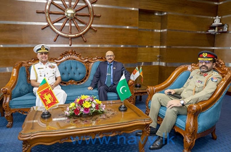 Pakistan High Commissioner to Sri Lanka meets Navy Commander