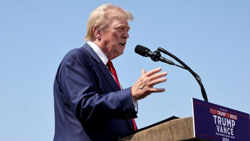 Man arrested near Trump rally had two guns and fake passport