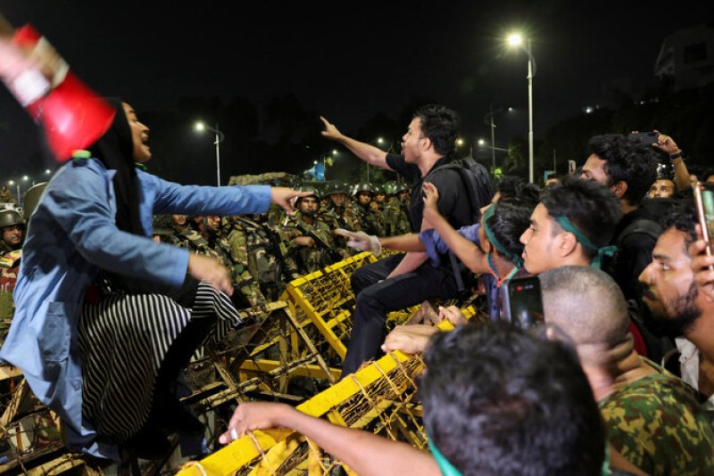Protest at Bangladeshi President's Residence Ends in Clashes