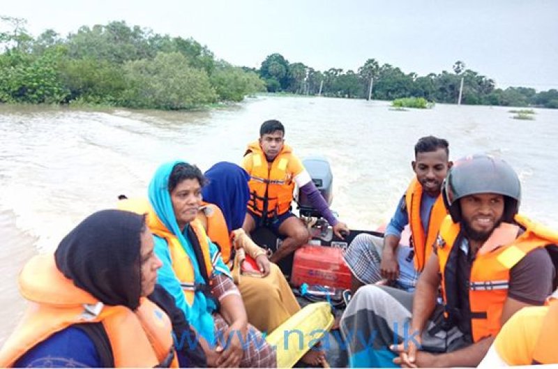 Navy extends helping hand to flood victims in Trincomalee