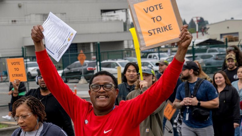 Boeing workers strike as 25% pay rise rejected