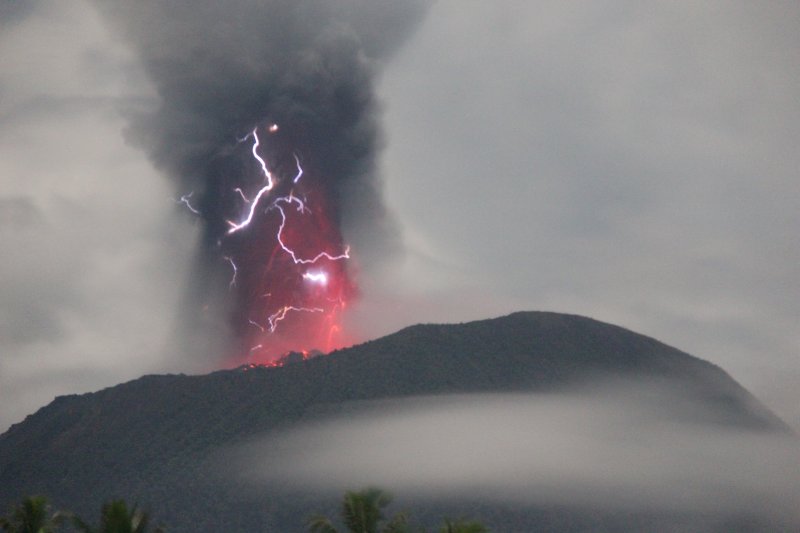 Eruption of Indonesia&rsquo;s Mount Ibu : 7villages to evacuate