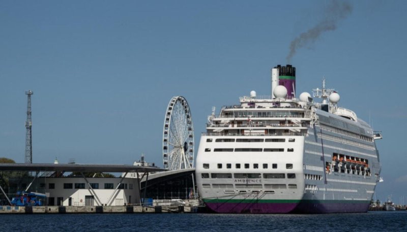 1,700 held  on cruise ship amid suspected virus outbreak