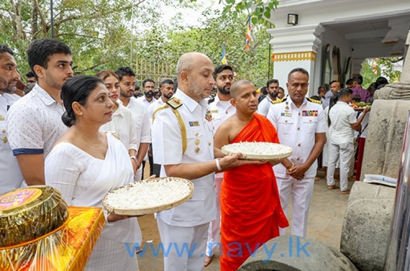  Navy Commander  pays homage to places of worship in A'pura