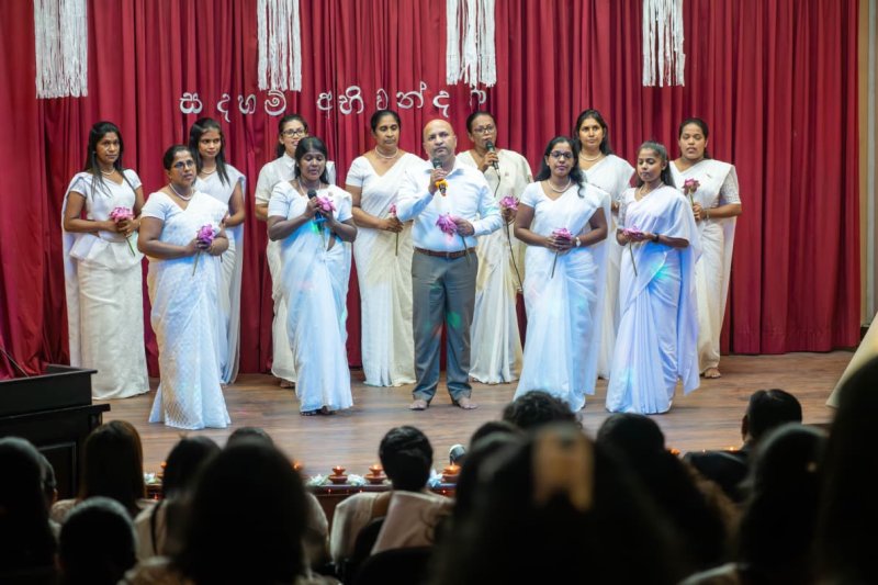PM Patronises &ldquo;Sadaham Abhiwandana&rdquo; Vesak Bathi Gee Program 