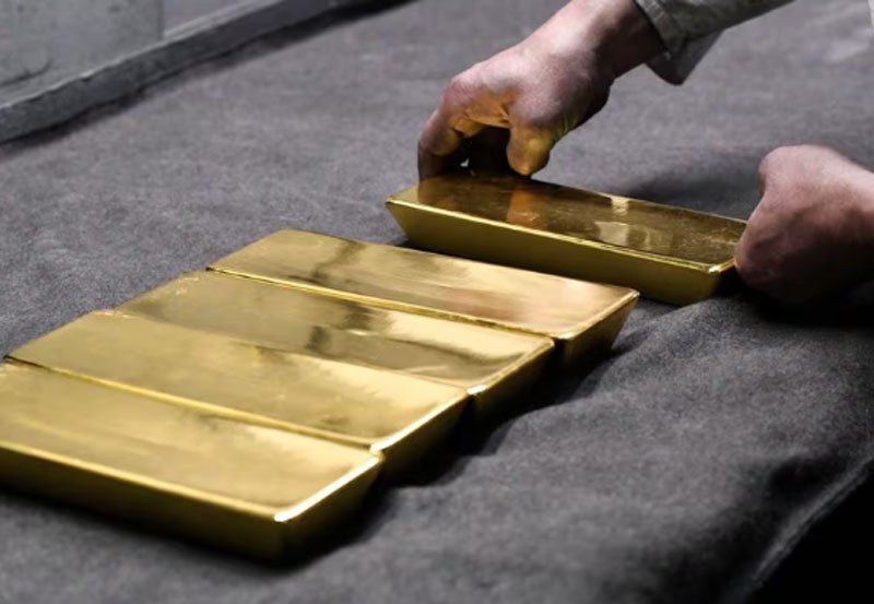 Gold prices surge to fresh record high