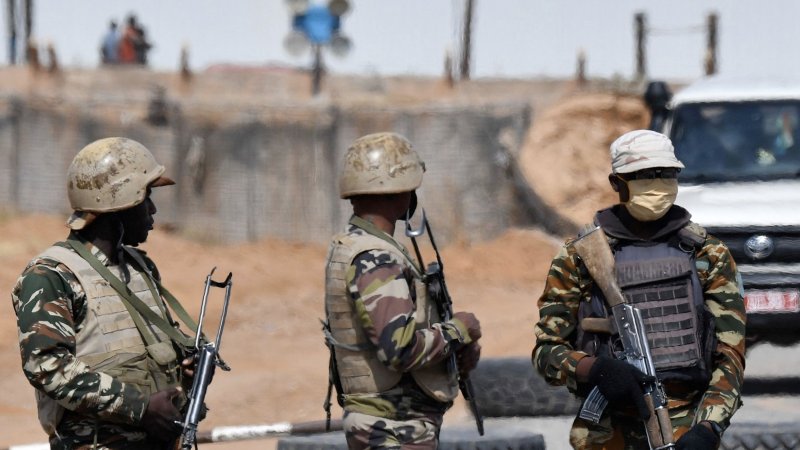 200 gunmen on motorbikes storm Niger army base